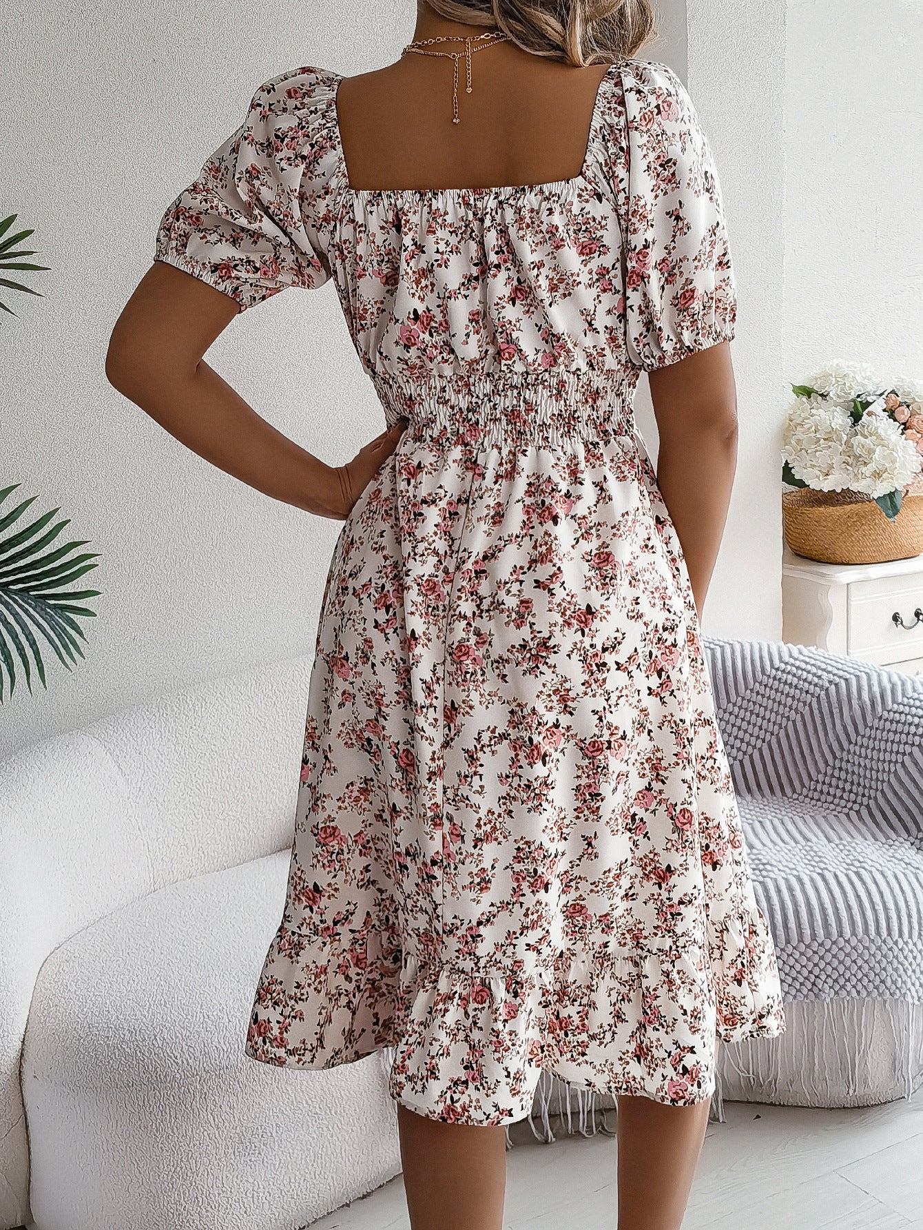 Robe à Volants et Col Carré